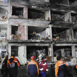 Miembros de los servicios de rescate trabajan en el lugar donde se ha producido un atentado con coche bomba en la comisaria de policía del distrito de Cinar en Diyarbakir (Turquía). EFE