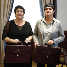 Las diputadas de Bildu, Onintza Enbeita (i) y Marian Beitialarrangoitia (d). / ÁNGEL DÍAZ (EFE)