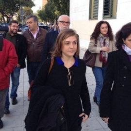Ana Fernández a su llegada a los juzgados.- IU CÁDIZ