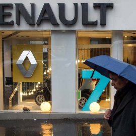 Fotografía de archivo fechada el 14 de diciembre de 2012 que muestra a un hombre que camina junto a un concesionario de Renault en París. / EFE