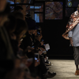 Un solicitante de asilo presenta un diseño para la casa de moda Ikire Jones durante el evento especial "Generación África" como parte de la iniciativa ITC Moda Ética en la Pitti Immagine Uomo 89 en Florencia, el 14 de enero de 2016./AFP