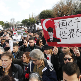 Una multitud ofrece tributo a las víctimas del atentado en Sultanahmet, en Estambul (Turquía),en el que un terrorista suicida mató a diez alemanes. EFE/Sedat Suna