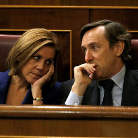 La secretaria general del PP, María Dolores de Cospedal y el portavoz parlamentario, Rafael Hernando. / EFE