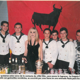 La cantante Marta Sánchez, junto a un grupo de marineros de la fragata 'Numancia', donde dio un concierto de Navidad en 1990. EP