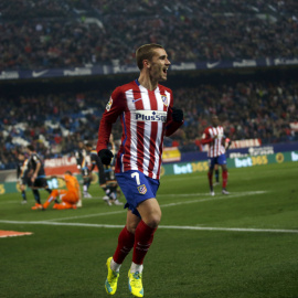 Griezmann celebra uno de sus goles al Rayo. REUTERS/Susana Vera