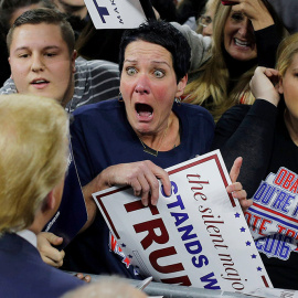 Una seguidora del candidato republicano Donald Trump, reacciona al conocerle durante un mitin de campaña en Lowell, Massachusetts (EEUU).- BRIAN SNYDER (REUTERS)