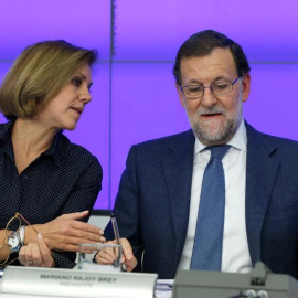 El presidente del Gobierno, Mariano Rajoy, conversa con la secretaria general del PP, María Dolores de Cospedal, durante la Junta Directiva Nacional del PP. EFE/Juan Carlos Hidalgo