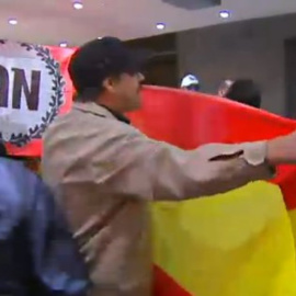 Imagen de video del asalto de un grupo de ultraderecha a la librería Blanquerna, en Madrid, en septiembre de 2013, en la Diada.