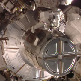 Los astronautas Tim Peake, de la ESA, y Tim Kopra, de la NASA, salieron hoy de la Estación Espacial Internacional para reemplazar una unidad defectuosa, un paseo espacial que ha durado cerca algo menos de dos horas. /NASA