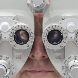Un hombre se calibra la vista con un foróptero durante la feria de óptica y diseño 'Opti' en Múnich, Alemania. EFE/Sven Hoppe