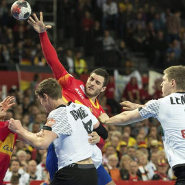 Gonzalo Perez De Vargas dispara a portería ante la oposición de Christian Dissinger y Finn Lemke .- EFE