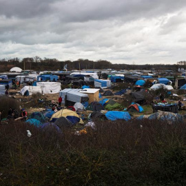 Vista general de un campamento de refugiados conocido como "La Jungla" en Calais (Francia). Entre 4000 y 7000 migrantes están viviendo actualmente en este campamento.- ETIENNE LAURENT (EFE)