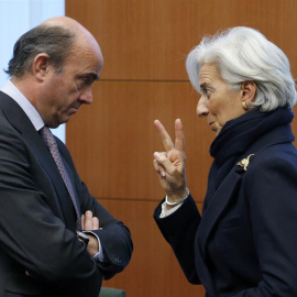 La directora gerente del FMI, Chritine Lagarde, conversa con el ministro de Economía español, Luis de Guindos, en una reunión del Eurogrupo en Bruselas. REUTERS