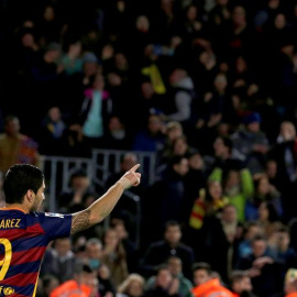 - El delantero uruguayo del FC Barcelona Luis Suárez celebra tras marcar el quinto gol ante el Athletic de Bilbao, durante el partido correspondiente a la vigésima jornada de Liga en Primera División que están disputando esta noche en el Ca
