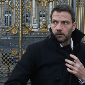 El ex operador Jérôme Kerviel sale del palacio de justicia en París. REUTERS