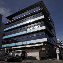 Un agente de la Guardia Civil española se sitúa en la entrada de la empresa contrato de agua estatal Acuamed en Madrid. REUTERS