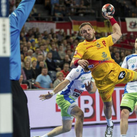 Victor Tomás trata de anotar durante el partido ante Eslovenia. EFE/Maciej Kulczynski