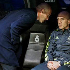 Zidane conversa con Bettoni en el encuentro de Liga entre el Real Madrid y el Sporting de Gijón. /EFE