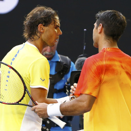 Nadal y Verdasco se saludan tras el partido que han disputado de primera ronda del Open de Australia. /REUTERS