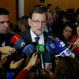 El presidente del Gobierno en funciones, Mariano Rajoy, atiende a los medios en el recinto ferial de IFEMA. EFE/Juan Carlos Hidalgo