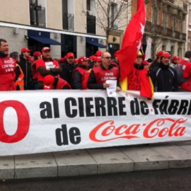 Los sindicatos siguen en contra de lo que denominan despidos inducidos. En la imagen, trabajadores de Coca-Cola en una protesta en Madrid. EFE