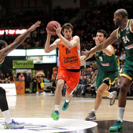 El jugador del Valencia Basket Guillem Vives (c) trata de entrar a canasta ante varios jugadores del CSP Limoges. /EFE