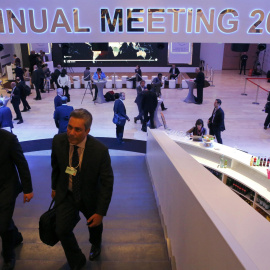 Varios asistentes en el interior del Centro de Congresos durante la Reunión Anual 2016 del Foro Económico Mundial  en Davos, Suiza 20 de enero de 2016. REUTERS / Ruben Sprich
