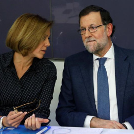 El presidente del Gobierno, Mariano Rajoy, conversa con la secretaria general del PP, María Dolores de Cospedal, durante la reunión de la Junta Directiva Nacional del PP celebrada en la sede del partido en Madrid, para aprobar las propuesta