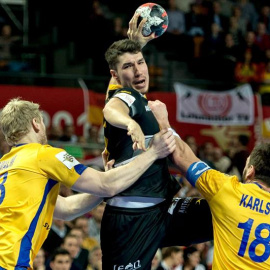 Alex Dujshebaev intenta un lanzamiento durante el partido ante Suecia. EFE/Maciej Kulczynski