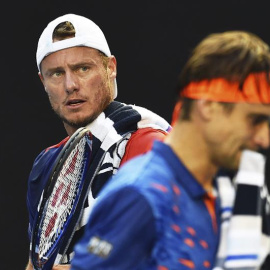 Ferrer se cruza con Hewitt en el partido que han disputado en el Open de Australia. /EFE