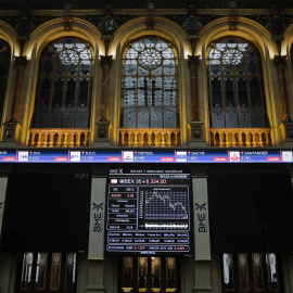 Panel informativo de la Bolsa de Madrid que muestra la evolución del principal indicador de la Bolsa española, el Ibex 35. EFE/Emilio Naranjo