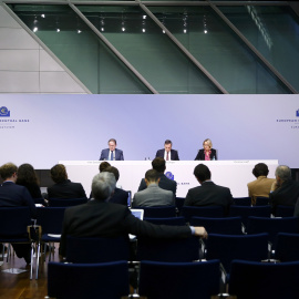 El presidente del BCE, Mario Draghi, con el vicepresidente, Vitor Constancio, y la directora de Comunicación, Christine Graeff, durante la rueda de prensa en Fráncfort tras la reunión del Consejo de Gobierno de la entidad. REUTERS/Kai Pfaff