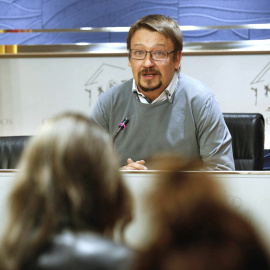 El diputado de En Comú Podem ,Francesc Xavier Domènech, durante su comparecencia ante los medios en el Congreso de los Diputados tras haber sido recibido por el rey. EFE/ Sergio Barrenechea