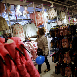 Foto de archivo de una mujer mirando ropa en una tienda de Madrid. REUTERS