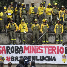 Bomberos forestales de Tragsa durante una protesta para exigir mejoras laborales.- EFE