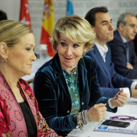La presidenta del PP madrileño, Esperanza Aguirre (2i), conversa con la presidenta de la Comunidad de Madrid, Cristina Cifuentes (i), durante la reunión de la Junta Directiva del PP regional. /EFE