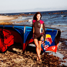 Gisela Pulido posa con su tabla y su cometa. /RED BULL