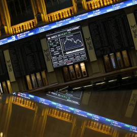 Panel informativo de la Bolsa española donde se muestra el valor del Ibex 35. EFE/Mariscal