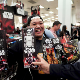 Un fan de Star Wars, rodeado de juguetes de la saga. REUTERS/Jason Reed