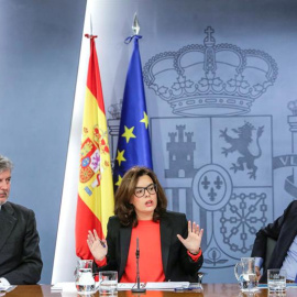 La vicepresidenta del Gobierno, Soraya Sáenz de Santamaría, el ministro de Educación, Cultura y Deporte, Íñigo Méndez de Vigo, y el ministro de Economía y Competitividad, Luis de Guindos, durante la rueda de prensa posterior a la reunión de