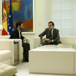 Alberto Garzón y Mariano Rajoy, en su encuentro en La Moncloa, tras las elecciones del 20-D. E.P.