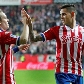 El delantero paraguayo del Sporting Antonio Sanabria (d) celebra su tercer gol con el croata Alen Halilovic. /EFE