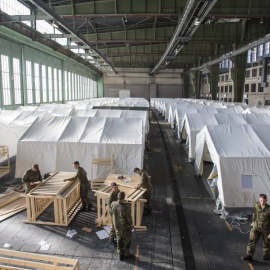 Las Fuerzas Armadas alemanas preparan el aeropuerto de Tempelhof, en Berlín, para recibir a los refugiados. REUTERS