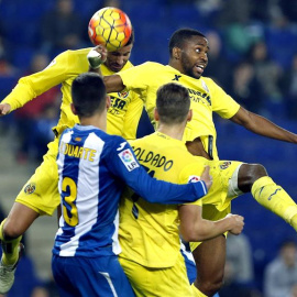 El defensa argentino del Villarreal Mateo Musacchio (i) cebecea el balón marcando gol ante el Espanyol. /EFE