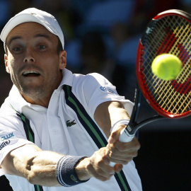 Roberto Bautista devuelve una bola a Tomas Berdych en los octavos del Open de Australia. /REUTERS