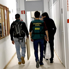 gentes de la Guardia Civil registran los despachos del grupo municipal del PP en el Ayuntamiento de Valencia, entre otros 30 registros llevados a cabo en una operación del Instituto Armado y la Fiscalía Anticorrupción. EFE/Juan Carlos Carde