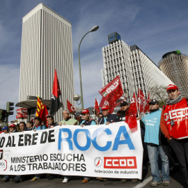 Manifestación de trabajadores de Roca en Madrid contra el ERE aplicado por el grupo / EFE.