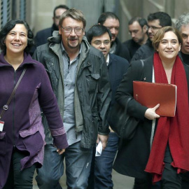 Los líderes de Barcelona en Comú, Ada Colau (2d) y Xavier Domènech (2i), a su llegada a la rueda de prensa que ha ofrecido hoy su formación para hacer balance del 2015 y comentar el contexto político actual. EFE/Andreu Dalmau
