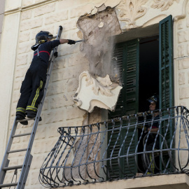 Un bombero reitra parte de un edificio dañano en Melilla tras el terremoto de 6,3 en el Mar de Alborán. REUTERS/Jesus Blasco de Avellaneda