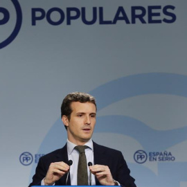 El vicesecretario de Comunicación del PP, Pablo Casado, durante la rueda de prensa que ha ofrecido para informar sobre los asuntos tratados en la reunión del Comité de Dirección del partido. EFE/Ballesteros